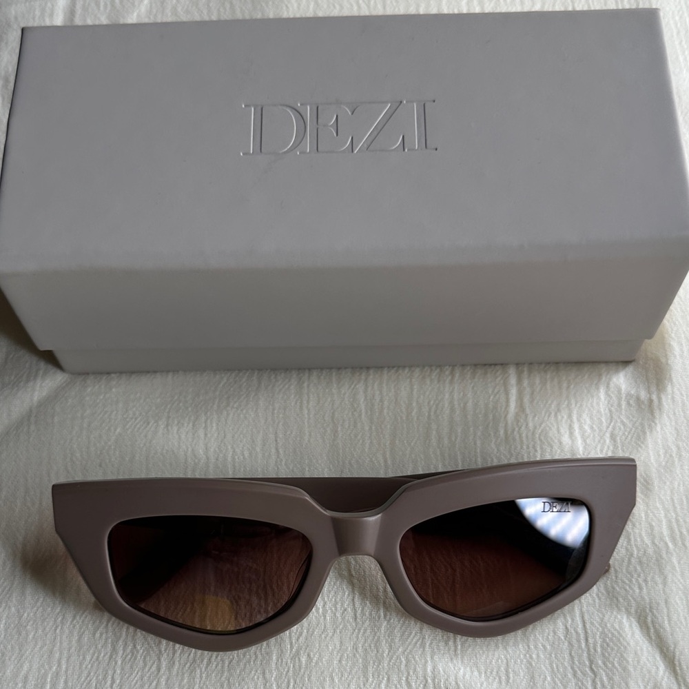 Dezi ‘On Read’ Women's Matte Stone Sunglasses